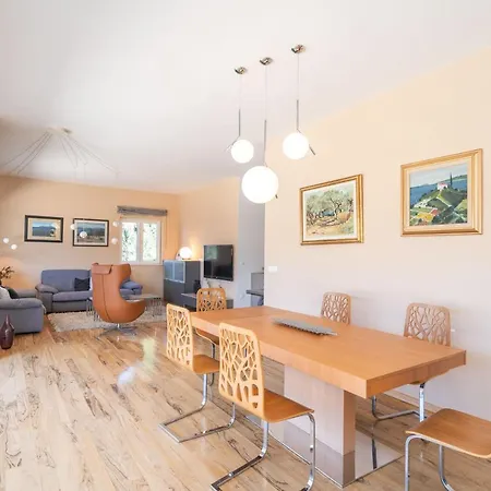 Penthouse Vis A Vis Apartment