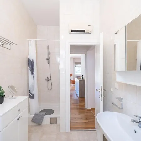 Penthouse Vis A Vis Apartment *